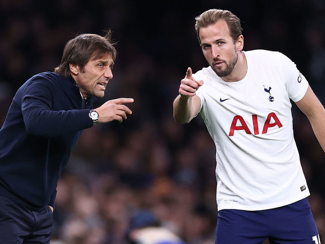 LONDON, ENGLAND - NOVEMBER 21: Antonio Conte, Manager of Tottenham Hotspur speaks to Harry Kane of Tottenham Hotspur during the Premier League match between Tottenham Hotspur and Leeds United at Tottenham Hotspur Stadium on November 21, 2021 in London, England.