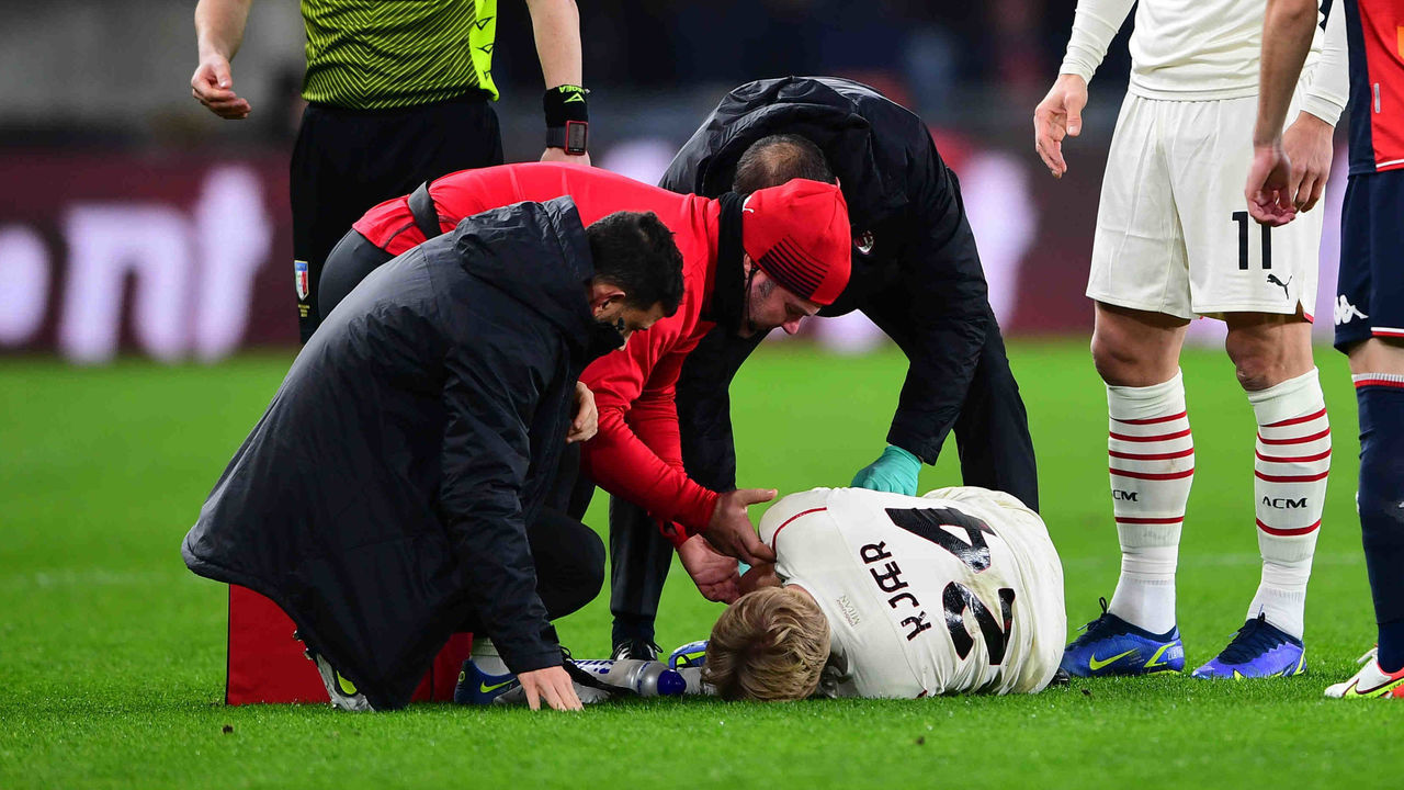 GENOA, ITALY - DECEMBER 01: (BILD OUT) Simon Kjaer of AC Milan receives medical treatment during the Serie A match between Genoa CFC and AC Milan at Stadio Luigi Ferraris on December 1, 2021 in Genoa, Italy.