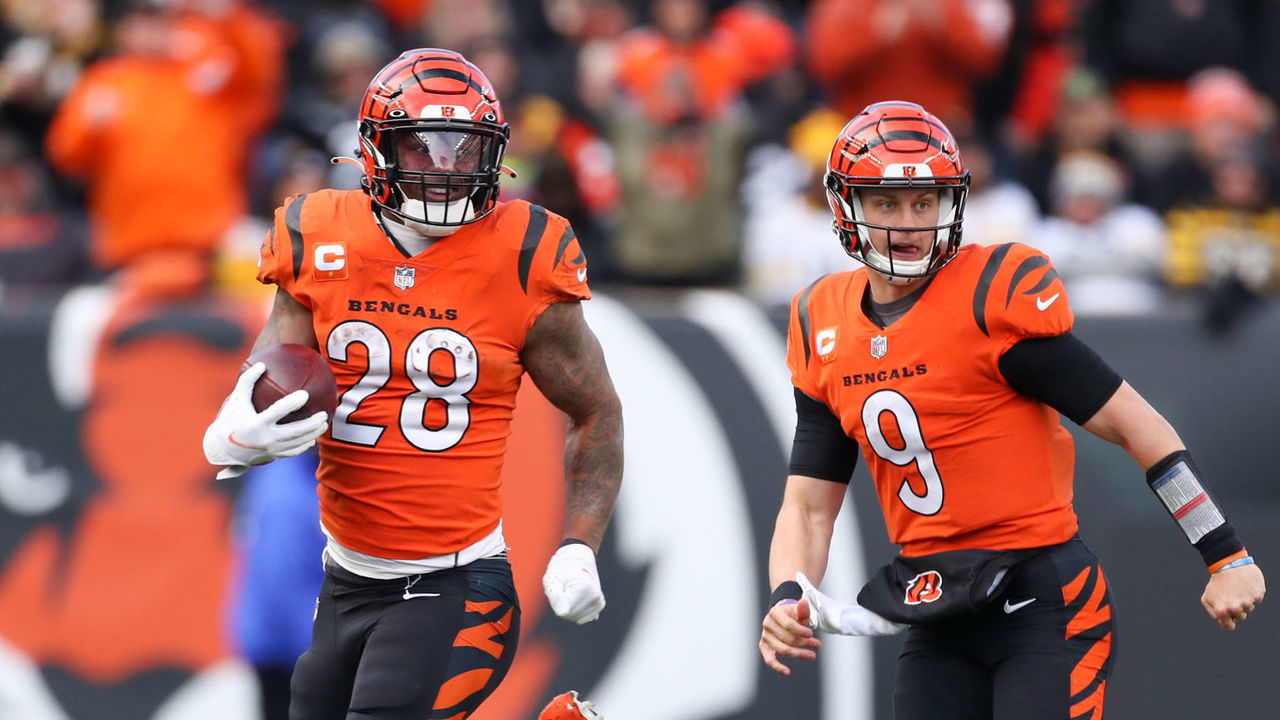 CINCINNATI, OH - NOVEMBER 28: Cincinnati Bengals running back Joe Mixon (28) carries the ball with quarterback Joe Burrow (9) during the game against the Pittsburgh Steelers and the Cincinnati Bengals on November 28, 2021, at Paul Brown Stadium in Cincinnati, OH.