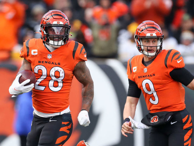 CINCINNATI, OH - NOVEMBER 28: Cincinnati Bengals running back Joe Mixon (28) carries the ball with quarterback Joe Burrow (9) during the game against the Pittsburgh Steelers and the Cincinnati Bengals on November 28, 2021, at Paul Brown Stadium in Cincinnati, OH.