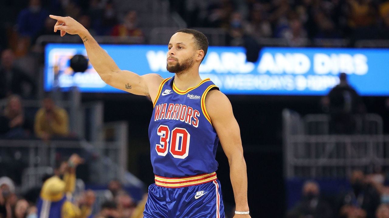 SAN FRANCISCO, CALIFORNIA - DECEMBER 03: Stephen Curry #30 of the Golden State Warriors reacts after making a three-point basket against the Phoenix Suns in the first half at Chase Center on December 03, 2021 in San Francisco, California. NOTE TO USER: User expressly acknowledges and agrees that, by downloading and/or using this photograph, User is consenting to the terms and conditions of the Getty Images License Agreement.
