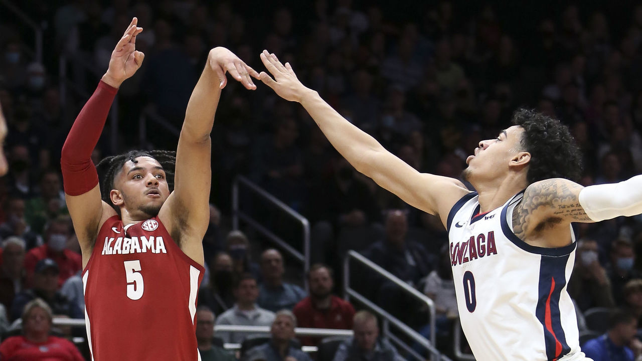 SEATTLE, WA - DECEMBER 04: Alabama Crimson Tide guard Jaden Shackelford (5) shoots a three point shot during an NCAA basketball game between the Alabama Crimson Tide and the Gonzaga Bulldogs on December 04, 2021 at Climate Pledge Arena in Seattle, WA.