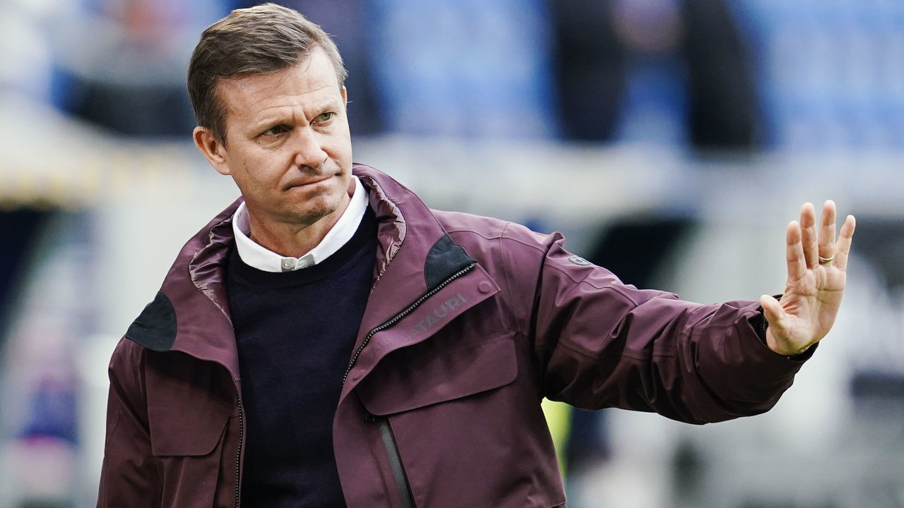 20 November 2021, Baden-Wuerttemberg, Sinsheim: Football: Bundesliga, TSG 1899 Hoffenheim - RB Leipzig, Matchday 12, PreZero Arena. Leipzig coach Jesse Marsch waves. Photo: Uwe Anspach/dpa - IMPORTANT NOTE: In accordance with the regulations of the DFL Deutsche Fußball Liga and/or the DFB Deutscher Fußball-Bund, it is prohibited to use or have used photographs taken in the stadium and/or of the match in the form of sequence pictures and/or video-like photo series.