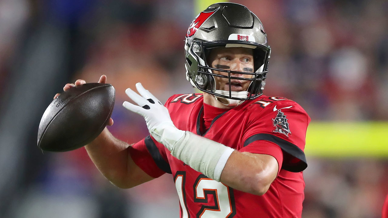 TAMPA, FL - NOVEMBER 22: Tampa Bay Buccaneers Quarterback Tom Brady (12) throws a pass during the regular season game between the New York Giants and the Tampa Bay Buccaneers on November 22, 2021 at Raymond James Stadium in Tampa, Florida.