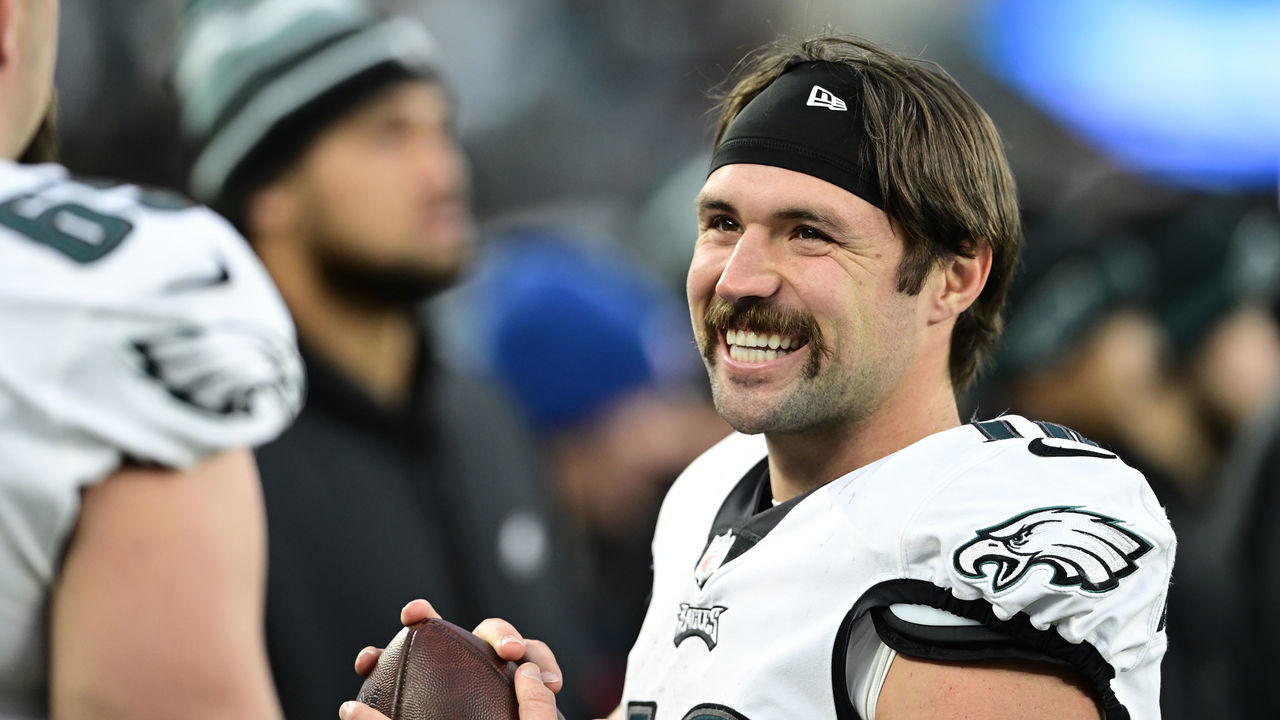 EAST RUTHERFORD, NEW JERSEY - DECEMBER 05: Gardner Minshew #10 of the Philadelphia Eagles reacts during the fourth quarter against the New York Jets at MetLife Stadium on December 05, 2021 in East Rutherford, New Jersey.