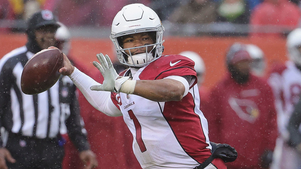 CHICAGO, ILLINOIS - DECEMBER 05: Kyler Murray #1 of the Arizona Cardinals passes against the Chicago Bears at Soldier Field on December 05, 2021 in Chicago, Illinois. The Cardinals defeated the Bears 33-22.