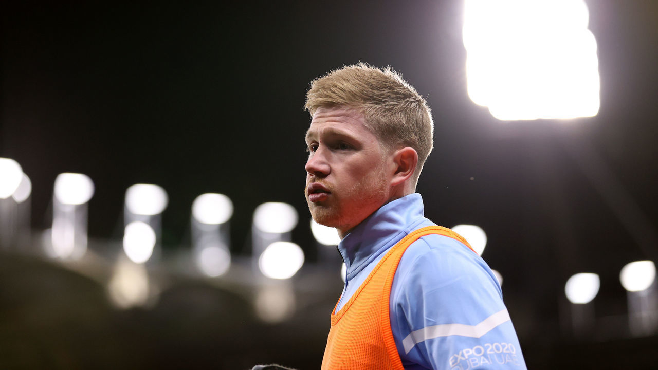 WATFORD, ENGLAND - DECEMBER 04: Kevin De Bruyne of Manchester City warms up on the sideline during the Premier League match between Watford and Manchester City at Vicarage Road on December 04, 2021 in Watford, England.