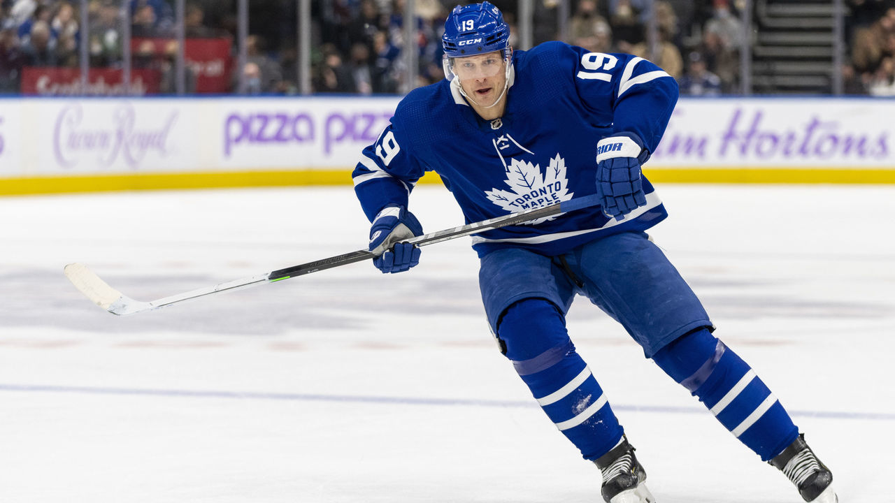 TORONTO, ON - NOVEMBER 20: Jason Spezza #19 of the Toronto Maple Leafs skates against the Pittsburgh Penguins during the second period at the Scotiabank Arena on November 20, 2021 in Toronto, Ontario, Canada.