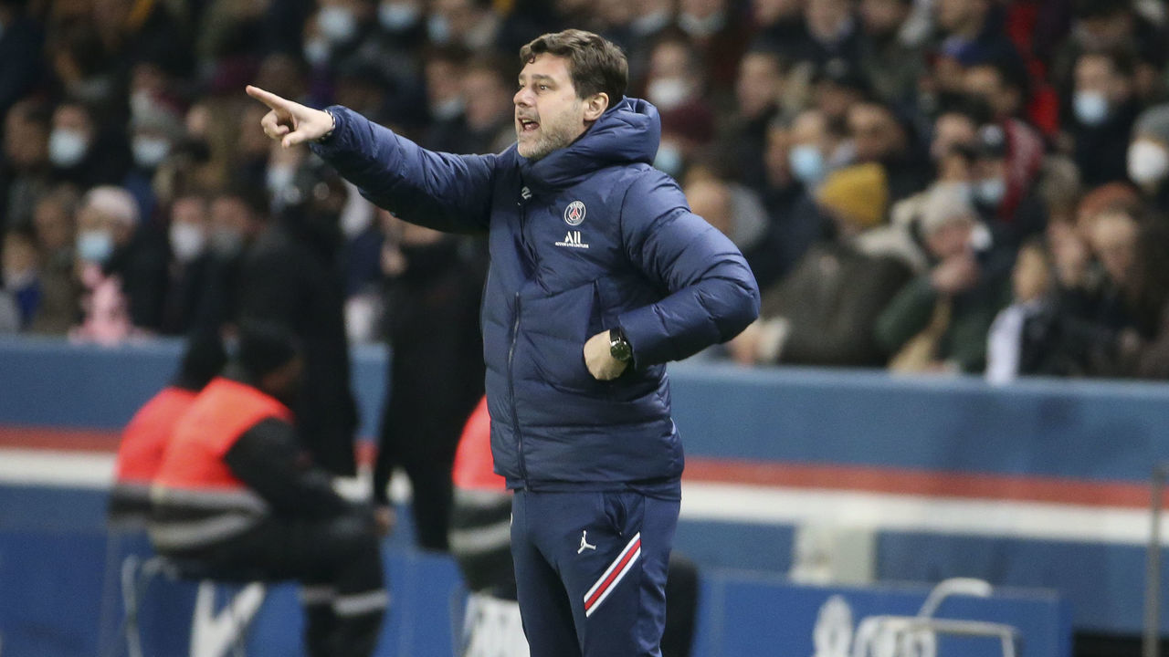 PARIS, FRANCE - DECEMBER 1: Coach of PSG Mauricio Pochettino during the Ligue 1 Uber Eats match between Paris Saint-Germain (PSG) and OGC Nice (OGCN) at Parc des Princes stadium on December 1, 2021 in Paris, France.