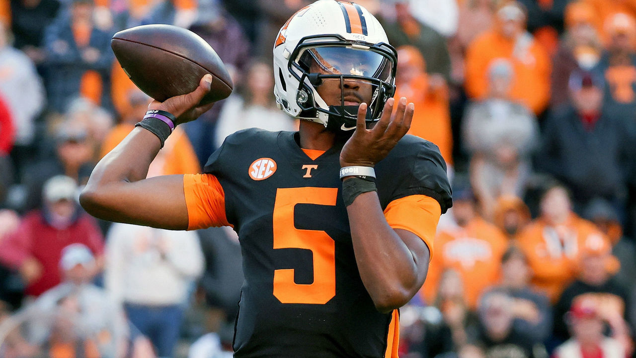 KNOXVILLE, TENNESSEE - NOVEMBER 13: Hendon Hooker #5 of the Tennessee Volunteers throws a pass in the first quarter against the Georgia Bulldogs at Neyland Stadium on November 13, 2021 in Knoxville, Tennessee.