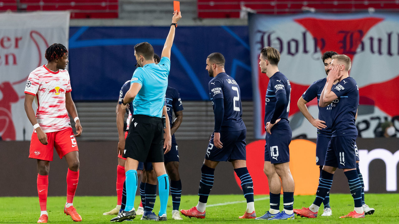 LEIPZIG, GERMANY - DECEMBER 07: (BILD OUT) referee Sandro Schaerer shows Kyle Walker of Manchester City the red card during the UEFA Champions League group A match between RB Leipzig and Manchester City at Red Bull Arena on December 7, 2021 in Leipzig, Germany.