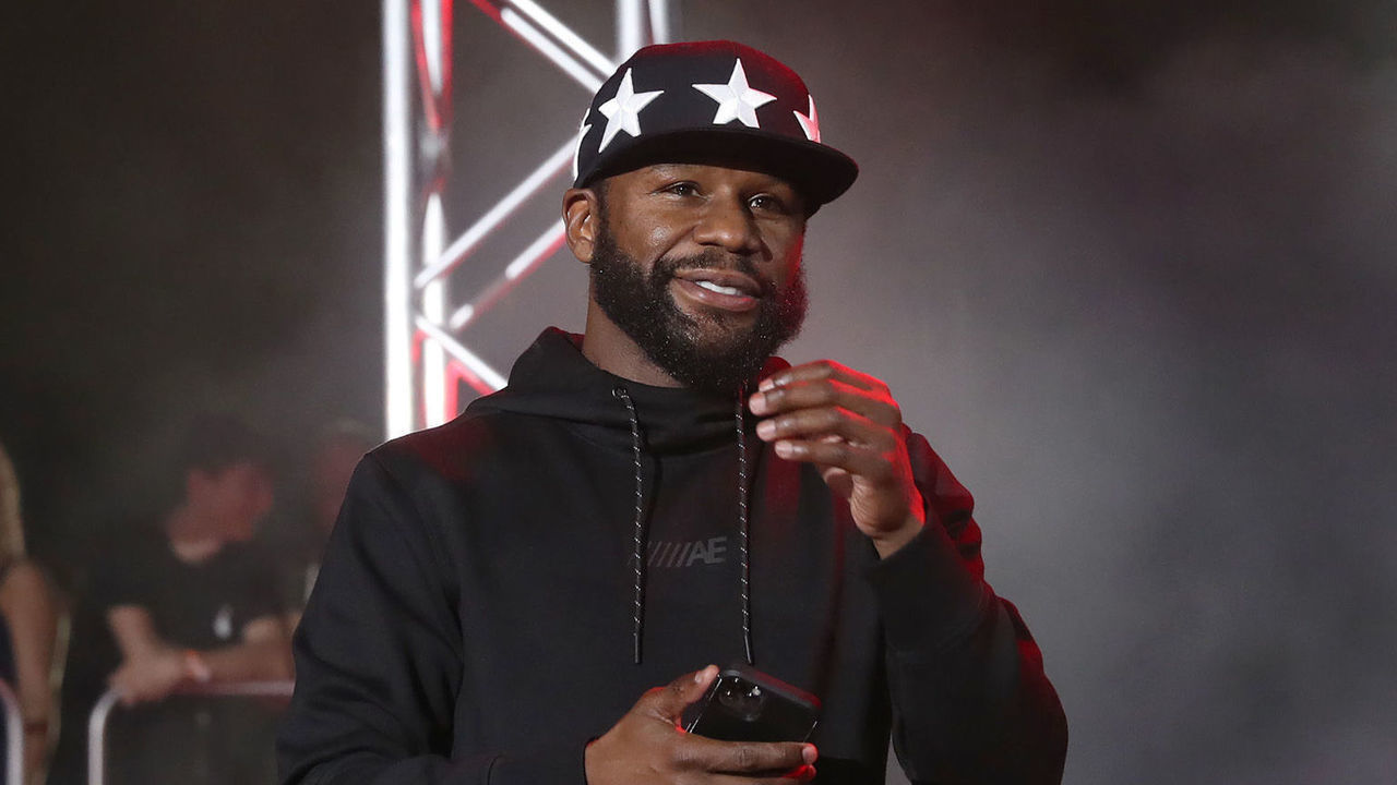 MIAMI, FLORIDA - NOVEMBER 13: Floyd Mayweather attends 2021 Ballerfest: Music Lives at Bayfront Park on November 13, 2021 in Miami, Florida.