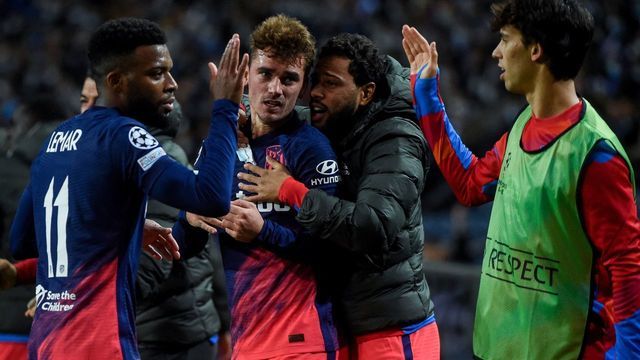 Atletico Madrid's French forward Antoine Griezmann (C) celebrates with teammates after scoring his team's first goal during the UEFA Champions League first round group B football match between FC Porto and Club Atletico de Madrid at the Dragao stadium in Porto on December 7, 2021.