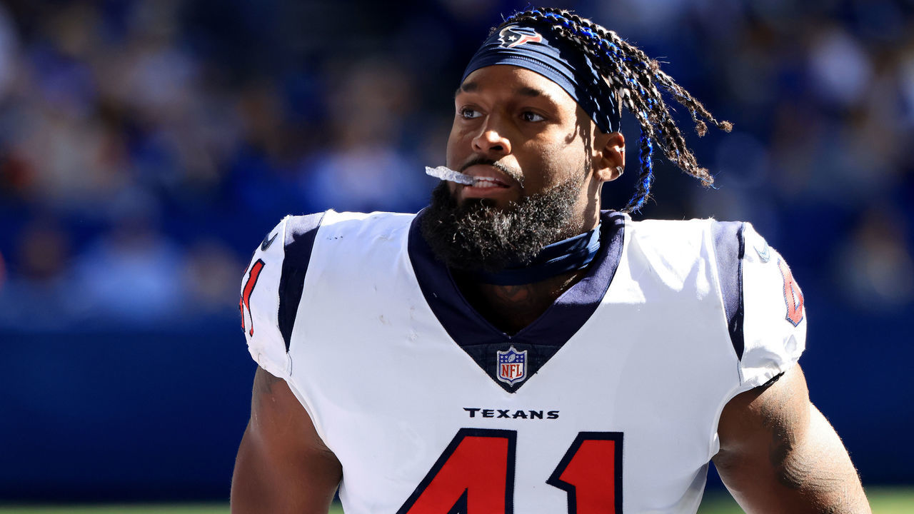 INDIANAPOLIS, INDIANA - OCTOBER 17: Zach Cunningham #41 of the Houston Texans walks off the field at halftime in the game against the Indianapolis Colts at Lucas Oil Stadium on October 17, 2021 in Indianapolis, Indiana.