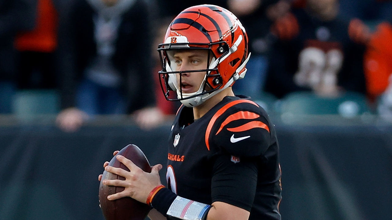 Bengals QB Joe Burrow dislocates pinky finger in loss to Chargers