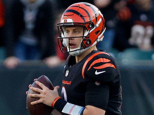 Bengals' Joe Burrow still dealing with pinkie injury, gives jersey