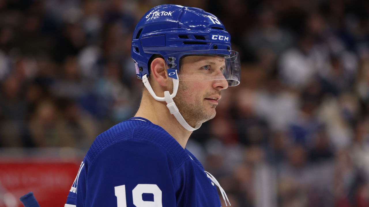TORONTO, ON - NOVEMBER 16: Toronto Maple Leafs Center Jason Spezza (19) looks on during the NHL regular season game between the Nashville Predators and the Toronto Maple Leafs on November 16, 2021, Scotiabank Arena in Toronto, ON, Canada.