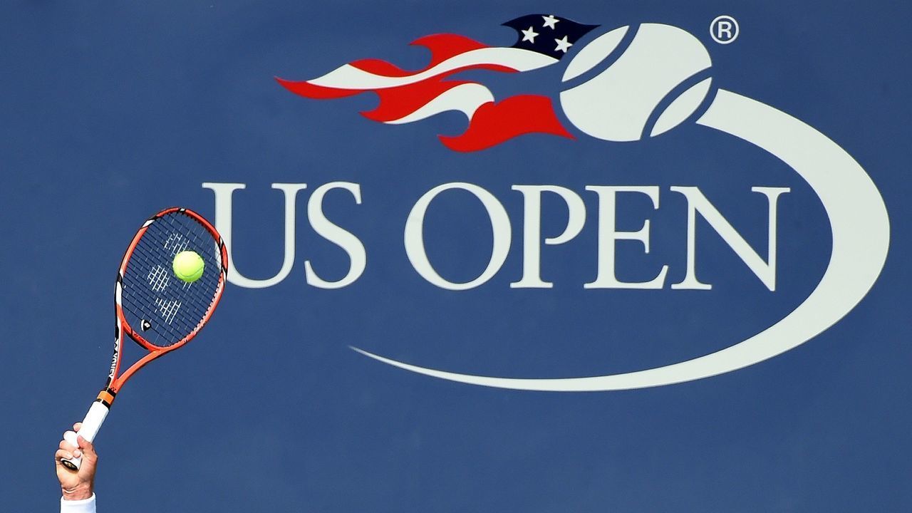 Stan Wawrinka of Switzerland returns to Hyeon Chung of South Korea during their 2015 US Open men's singles round 2 match at USTA Billie Jean King National Tennis Center in New York on September 3, 2015. AFP PHOTO/JEWEL SAMAD