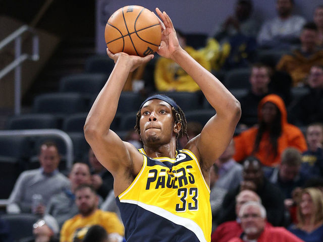 INDIANAPOLIS, INDIANA - DECEMBER 08: Myles Turner #33 of the Indiana Pacers shoots the ball against the New York Knicks at Gainbridge Fieldhouse on December 08, 2021 in Indianapolis, Indiana.