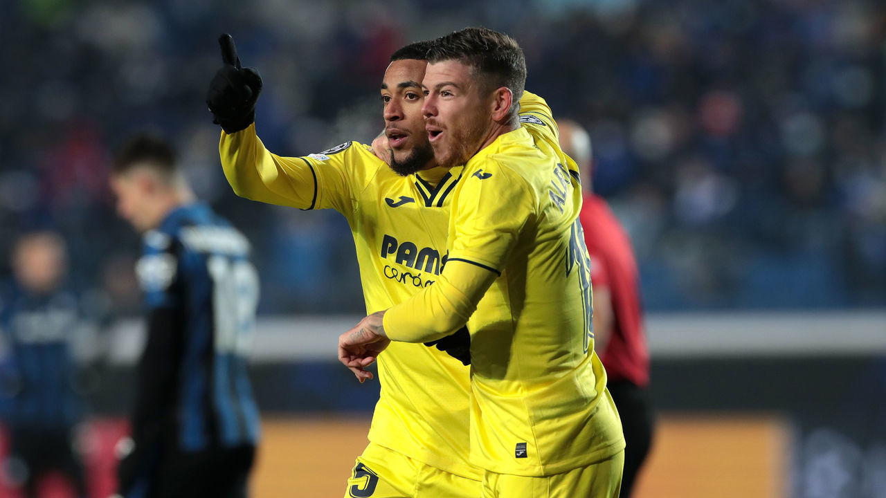 BERGAMO, ITALY - DECEMBER 09: Arnaut Danjuma celebrates with teammate Alberto Moreno of Villarreal CF after scoring their team's third goal during the UEFA Champions League group F match between Atalanta and Villarreal CF at Gewiss Stadium on December 09, 2021 in Bergamo, Italy.
