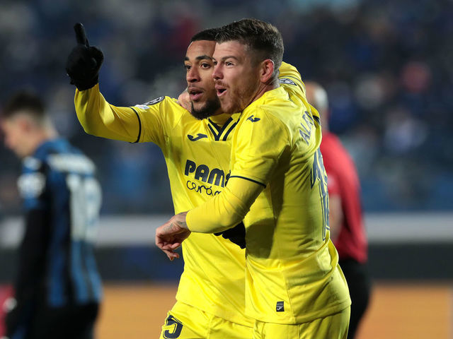 BERGAMO, ITALY - DECEMBER 09: Arnaut Danjuma celebrates with teammate Alberto Moreno of Villarreal CF after scoring their team's third goal during the UEFA Champions League group F match between Atalanta and Villarreal CF at Gewiss Stadium on December 09, 2021 in Bergamo, Italy.