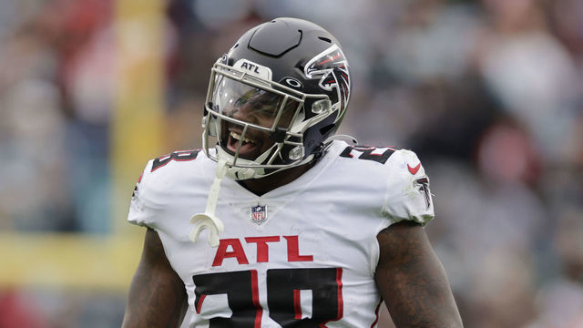 JACKSONVILLE, FL - NOVEMBER 28: Atlanta Falcons running back Mike Davis (28) during the game between the Atlanta Falcons and the Jacksonville Jaguars on November 28, 2021 at TIAA Bank Field in Jacksonville, Fl.