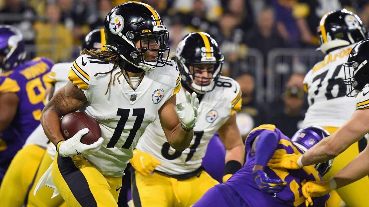 MINNEAPOLIS, MN - DECEMBER 09: Pittsburgh Steelers Wide Receiver Chase Claypool (11) runs with the ball during a game between the Minnesota Vikings and Pittsburgh Steelers on December 9, 2021, at U.S. Bank Stadium in Minneapolis, MN.