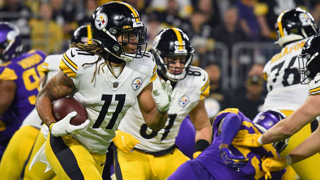 MINNEAPOLIS, MN - DECEMBER 09: Pittsburgh Steelers Wide Receiver Chase Claypool (11) runs with the ball during a game between the Minnesota Vikings and Pittsburgh Steelers on December 9, 2021, at U.S. Bank Stadium in Minneapolis, MN.