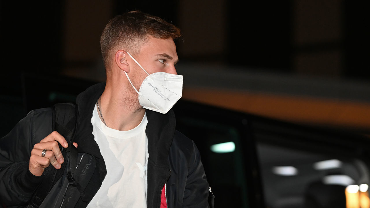 08 November 2021, Lower Saxony, Wolfsburg: Football: National team, World Cup qualifying, before the match against Liechtenstein (on 11.11.). Arrival of the national players at the team hotel. Joshua Kimmich arrives at the Ritz-Carlton. Photo: Swen Pförtner/dpa