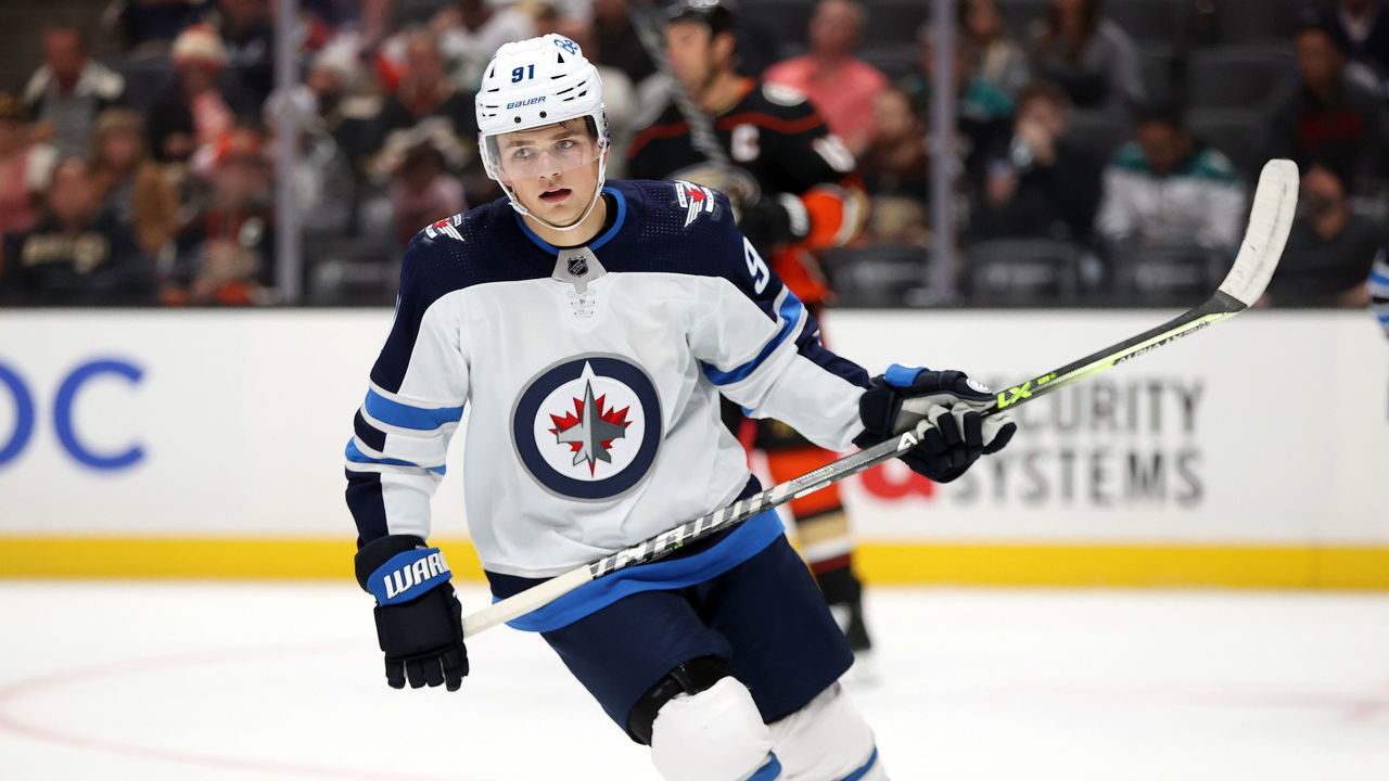 ANAHEIM, CALIFORNIA - OCTOBER 13: Cole Perfetti #91 of the Winnipeg Jets skates against the Anaheim Ducks in the first period at Honda Center on October 13, 2021 in Anaheim, California.