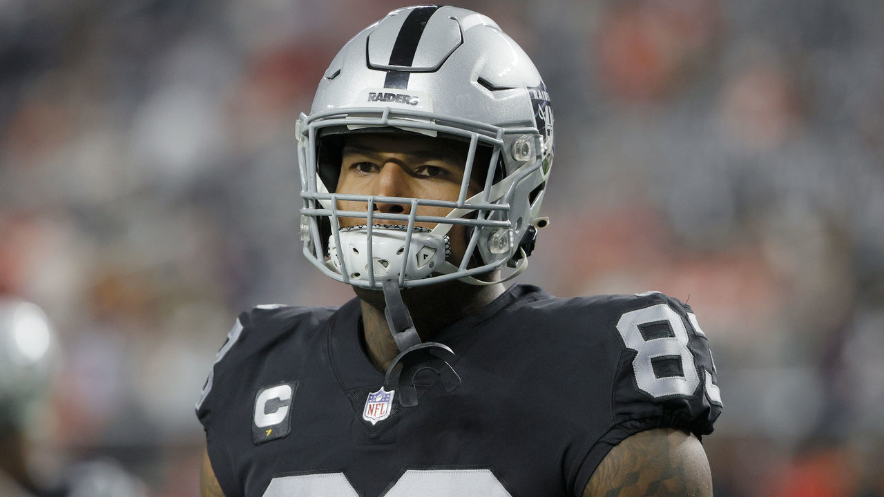 LAS VEGAS, NEVADA - NOVEMBER 14: Darren Waller #83 of the Las Vegas Raiders warms up before a game against the Kansas City Chiefs at Allegiant Stadium on November 14, 2021 in Las Vegas, Nevada.
