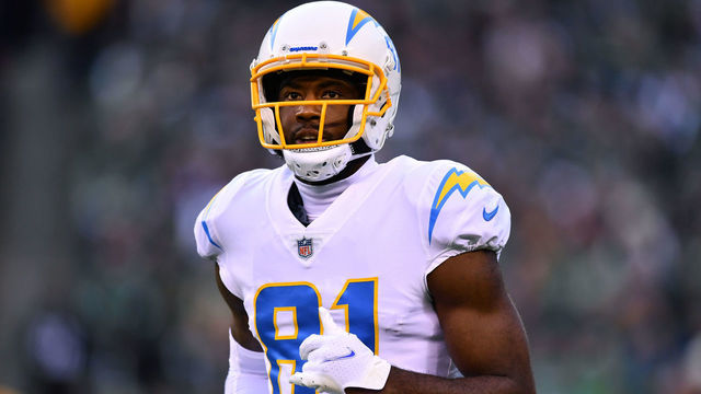 PHILADELPHIA, PA - NOVEMBER 07: Los Angeles Chargers Wide Receiver Mike Williams (81) looks on in the first half during the game between the Los Angeles Chargers and Philadelphia Eagles on November 07, 2021 at Lincoln Financial Field in Philadelphia, PA.
