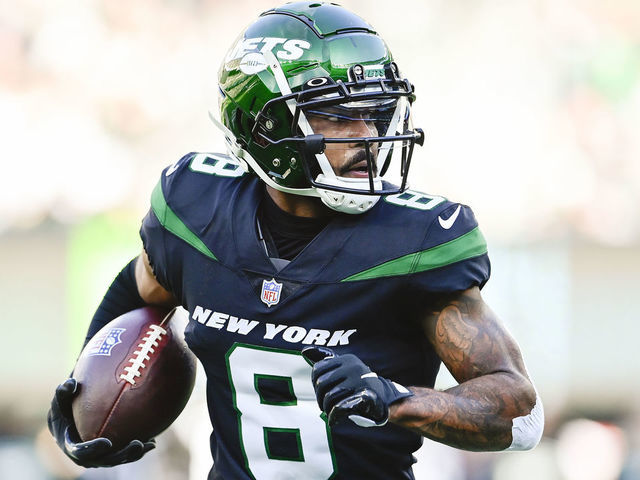 EAST RUTHERFORD, NEW JERSEY - DECEMBER 05: Elijah Moore #8 of the New York Jets runs the ball against the Philadelphia Eagles at MetLife Stadium on December 05, 2021 in East Rutherford, New Jersey.