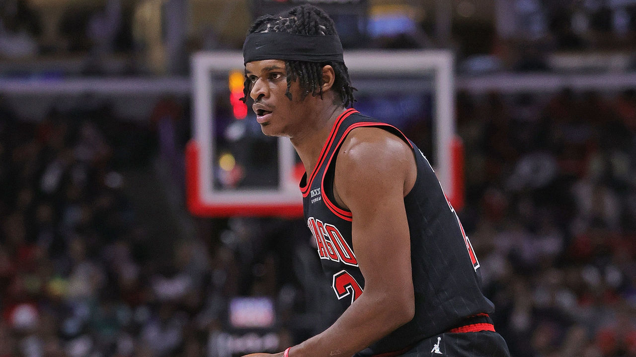 CHICAGO, ILLINOIS - NOVEMBER 10: Alize Johnson #22 of the Chicago Bulls looks to pass against the Dallas Mavericks at the United Center on November 10, 2021 in Chicago, Illinois. The Bulls defeated the Mavericks 117-107.