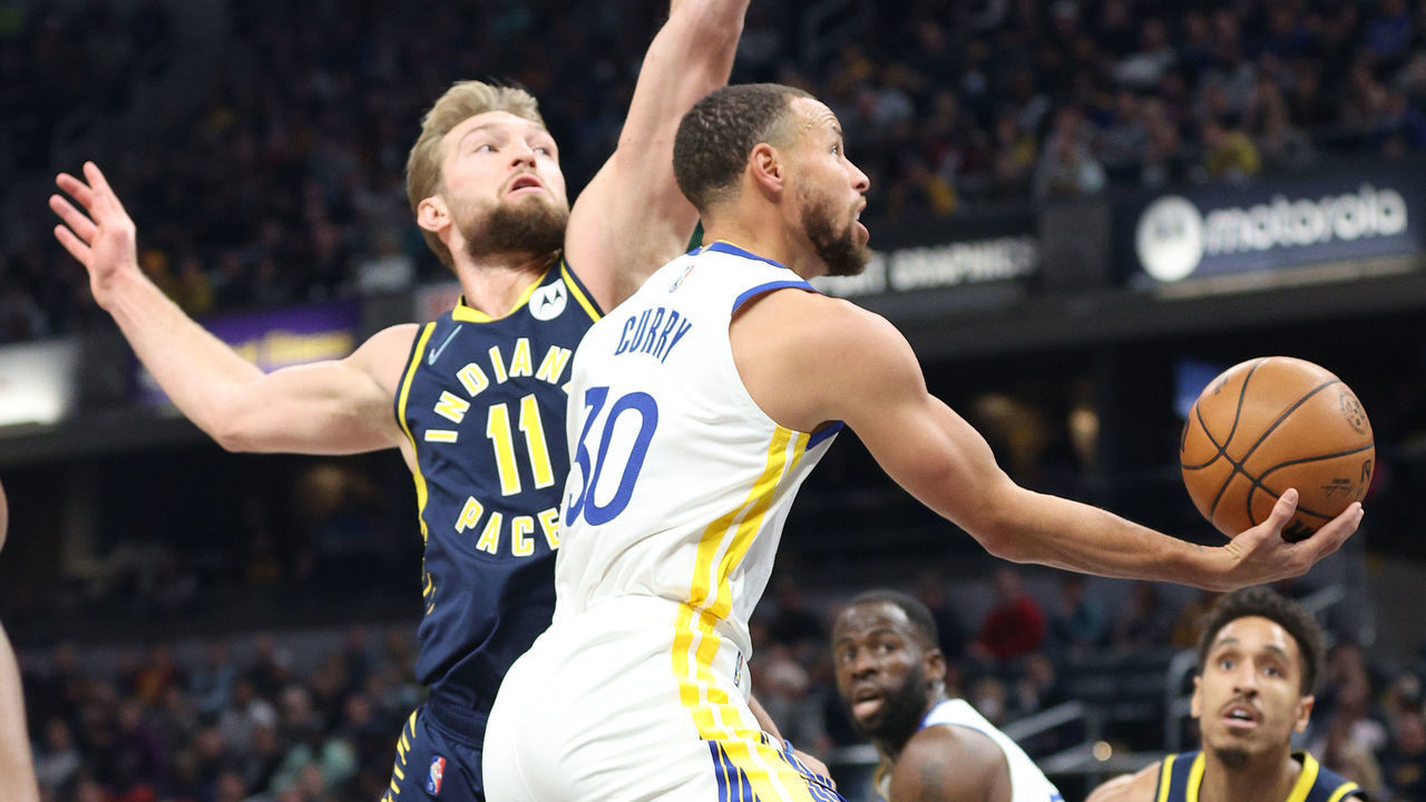INDIANAPOLIS, INDIANA - DECEMBER 13: Stephen Curry #13 of the Golden State Warriors shoots the ball against the Indiana Pacers at Gainbridge Fieldhouse on December 13, 2021 in Indianapolis, Indiana.