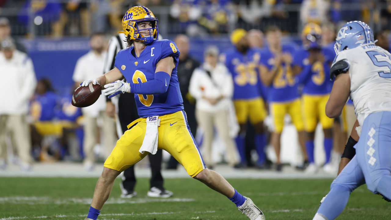 PITTSBURGH, PA - NOVEMBER 11: Pittsburgh Panthers quarterback Kenny Pickett (8) passes the ball during a college football game against the North Carolina Tar Heels on Nov. 11, 2021 at Heinz Field in Pittsburgh, Pennsylvania.