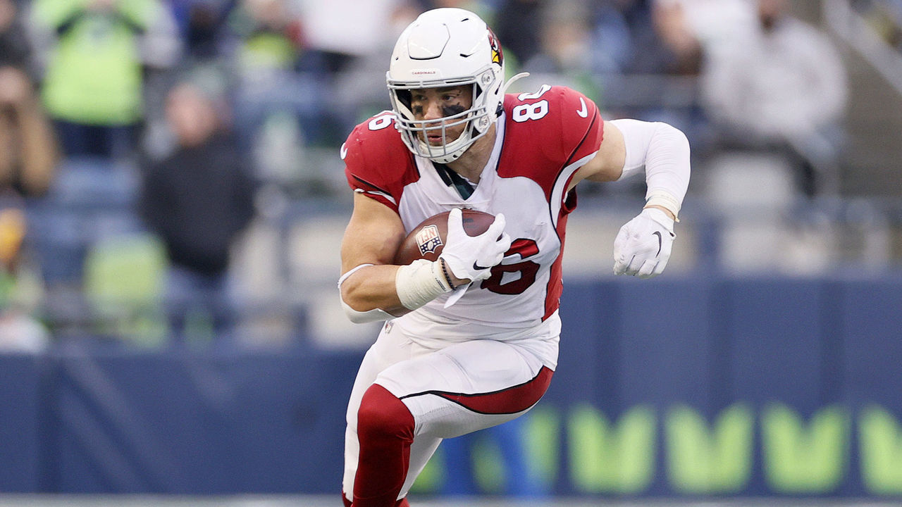 SEATTLE, WASHINGTON - NOVEMBER 21: Zach Ertz #86 of the Arizona Cardinals carries the ball against the Seattle Seahawks during the second half at Lumen Field on November 21, 2021 in Seattle, Washington.