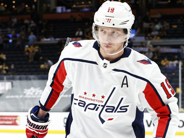 Backstrom makes season debut vs. Blackhawks | theScore