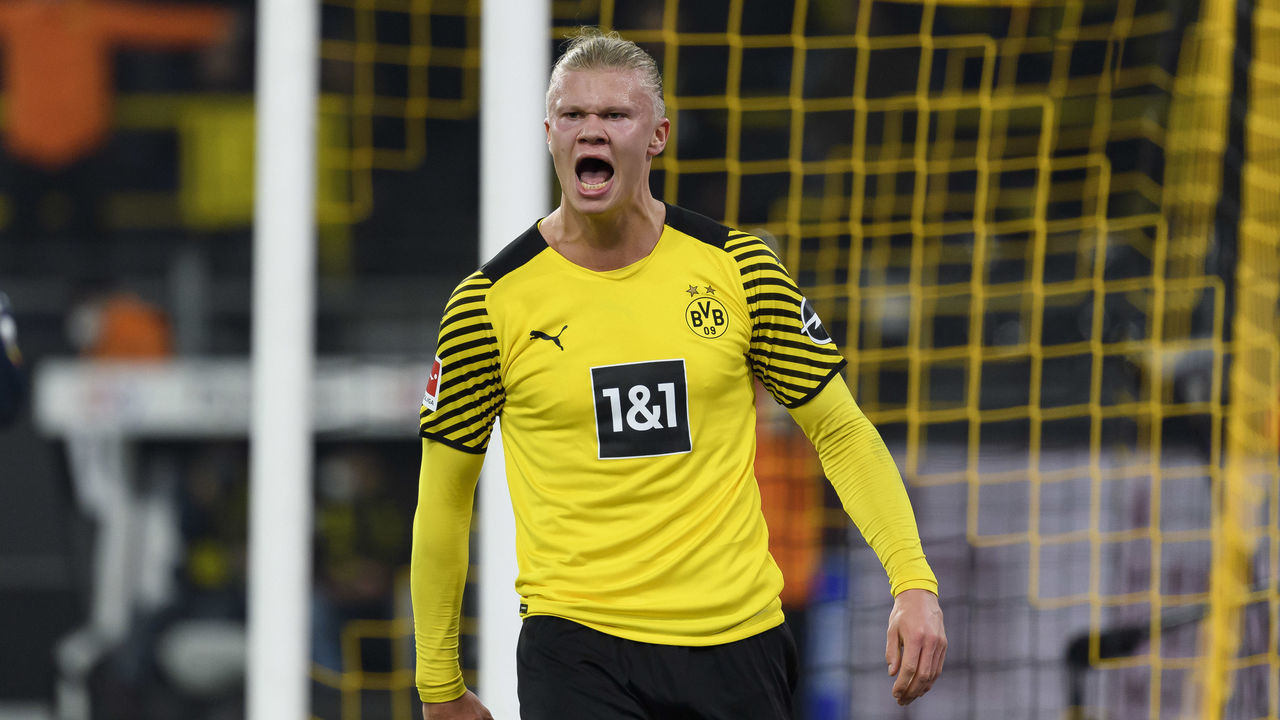 DORTMUND, GERMANY - DECEMBER 15: Erling Haaland of Borussia Dortmund celebrates after scoring his team's second goal during the Bundesliga match between Borussia Dortmund and SpVgg Greuther Fürth at Signal Iduna Park on December 15, 2021 in Dortmund, Germany.