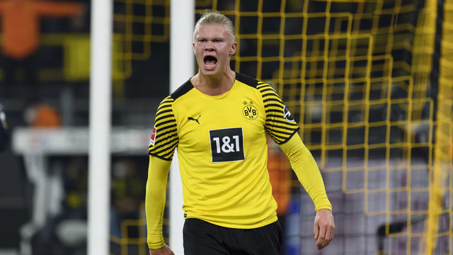 DORTMUND, GERMANY - DECEMBER 15: Erling Haaland of Borussia Dortmund celebrates after scoring his team's second goal during the Bundesliga match between Borussia Dortmund and SpVgg Greuther Fürth at Signal Iduna Park on December 15, 2021 in Dortmund, Germany.