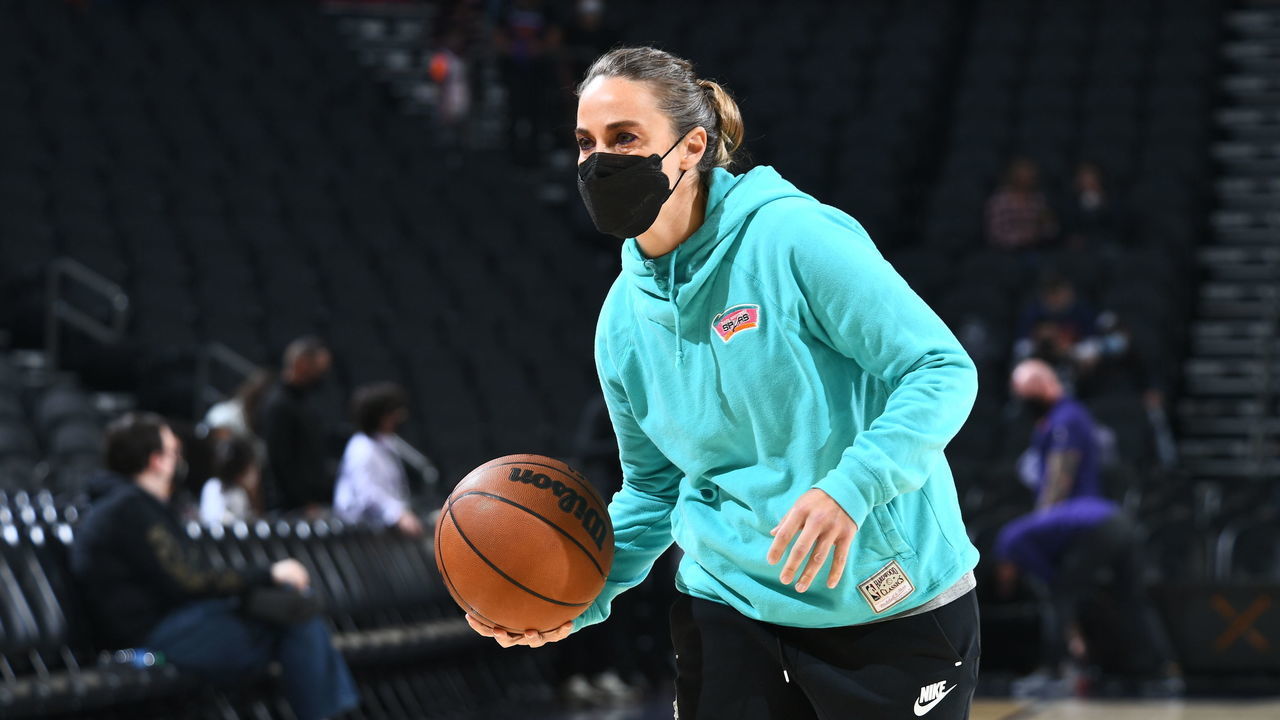 PHOENIX, AZ - DECEMBER 6: Becky Hammon of the San Antonio Spurs warms up her players before the game against the Phoenix Suns on December 6, 2021 at Footprint Center in Phoenix, Arizona. Mandatory Copyright Notice: Copyright 2021 NBAE