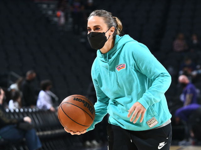 PHOENIX, AZ - DECEMBER 6: Becky Hammon of the San Antonio Spurs warms up her players before the game against the Phoenix Suns on December 6, 2021 at Footprint Center in Phoenix, Arizona. Mandatory Copyright Notice: Copyright 2021 NBAE
