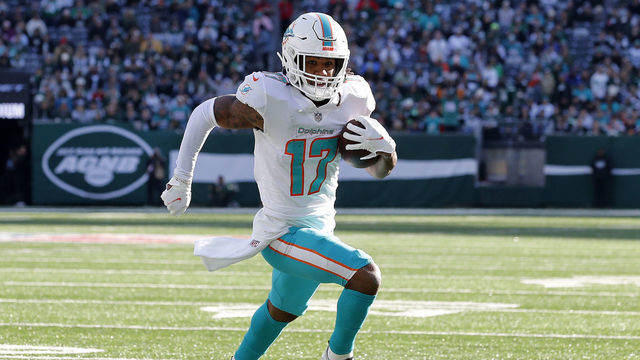 EAST RUTHERFORD, NEW JERSEY - NOVEMBER 21: (NEW YORK DAILIES OUT) Jaylen Waddle #17 of the Miami Dolphins in action against the New York Jets at MetLife Stadium on November 21, 2021 in East Rutherford, New Jersey. The Dolphins defeated the Jets 24-17.