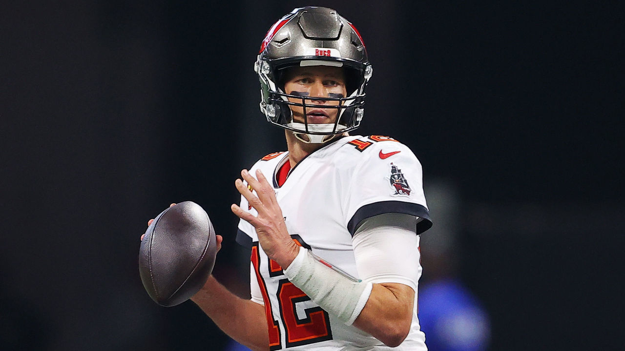 ATLANTA, GEORGIA - DECEMBER 05: Tom Brady #12 of the Tampa Bay Buccaneers looks to pass against the Atlanta Falcons during the \1 at Mercedes-Benz Stadium on December 05, 2021 in Atlanta, Georgia.