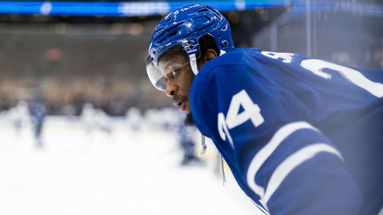 TORONTO, ON - NOVEMBER 4: Wayne Simmonds #24 of the Toronto Maple Leafs warms up before facing the Tampa Bay Lightning at the Scotiabank Arena on November 4, 2021 in Toronto, Ontario, Canada.