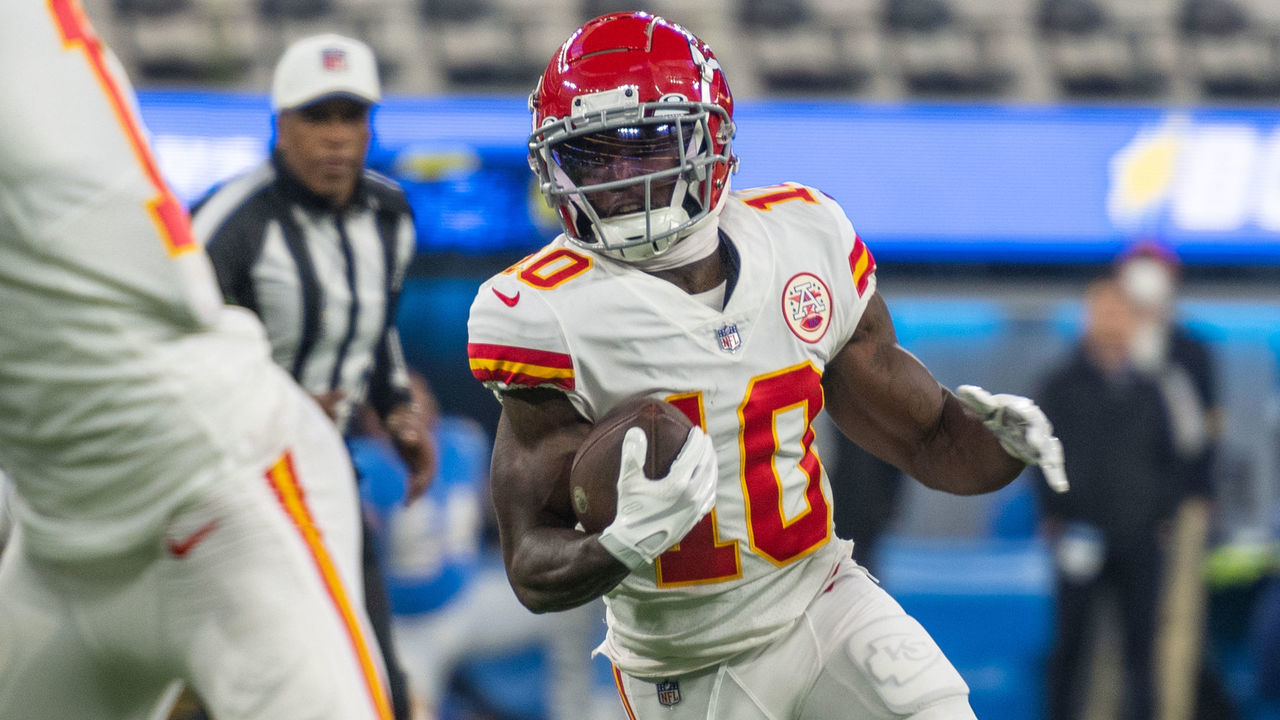 16 December 2021, US, Inglewood: American football: NFL professional league, Los Angeles Chargers - Kansas City Chiefs, main round, main round games, game 15, SoFi Stadium. Chiefs pro Tyreek Hill runs with the ball. Photo: Maximilian Haupt/dpa