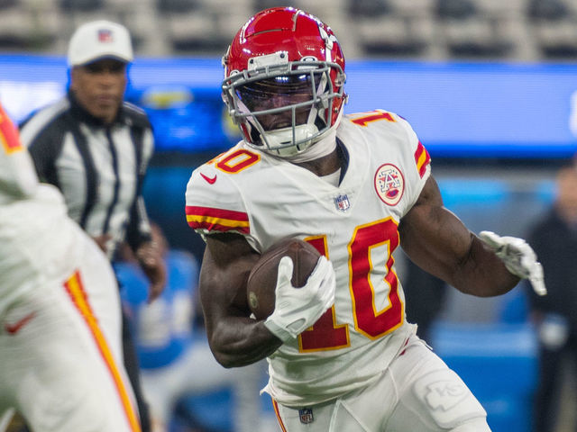 16 December 2021, US, Inglewood: American football: NFL professional league, Los Angeles Chargers - Kansas City Chiefs, main round, main round games, game 15, SoFi Stadium. Chiefs pro Tyreek Hill runs with the ball. Photo: Maximilian Haupt/dpa