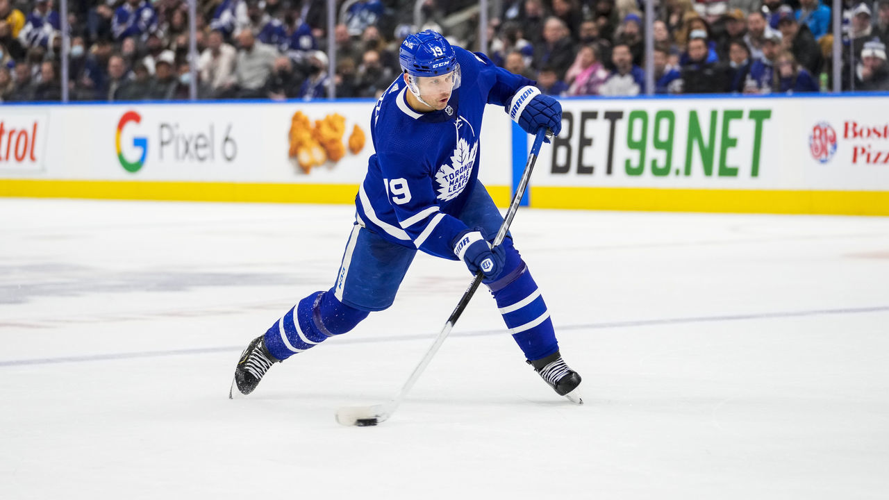 TORONTO, ON - NOVEMBER 16: Jason Spezza #19 of the Toronto Maple Leafs shoots the puck against the Nashville Predators during the third period at the Scotiabank Arena on November 16, 2021 in Toronto, Ontario, Canada.