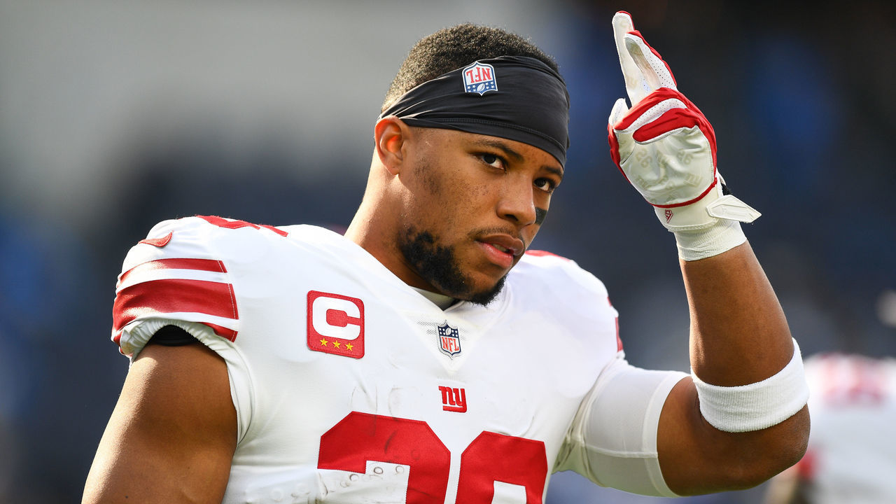 INGLEWOOD, CA - DECEMBER 12: New York Giants Running Back Saquon Barkley (26) salute the fans during the NFL game between the New York Giants and the Los Angeles Chargers on December 12, 2021, at SoFi Stadium in Inglewood, CA.