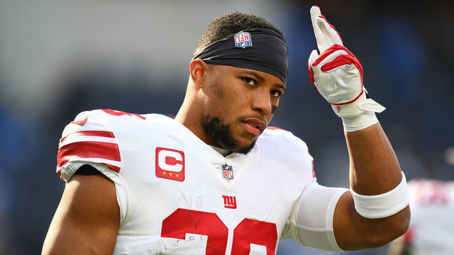 INGLEWOOD, CA - DECEMBER 12: New York Giants Running Back Saquon Barkley (26) salute the fans during the NFL game between the New York Giants and the Los Angeles Chargers on December 12, 2021, at SoFi Stadium in Inglewood, CA.